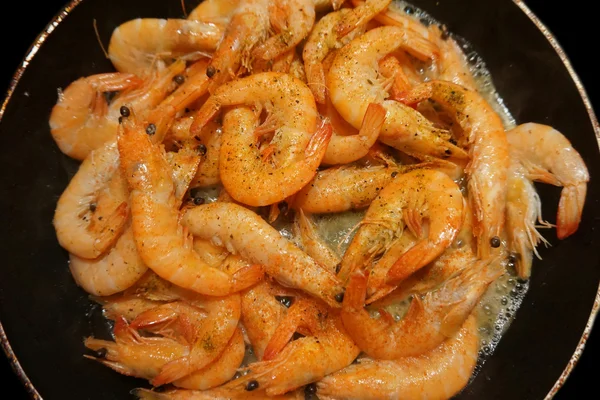 Tavada kızarmış karides.