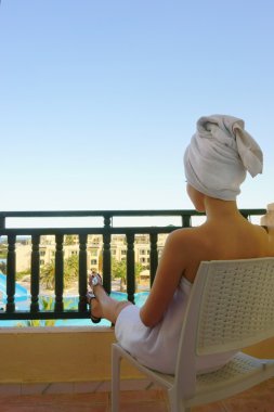 Otelin balkonunda kadın