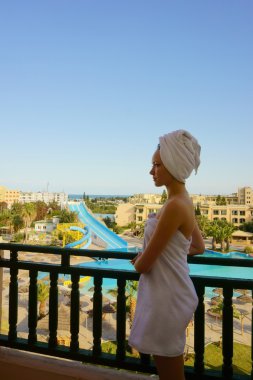 Otelin balkonunda kadın