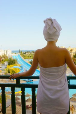 Otelin balkonunda kadın