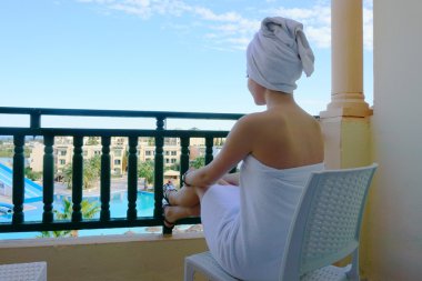 Otelin balkonunda kadın