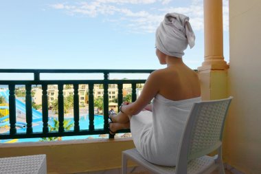 Otelin balkonunda kadın