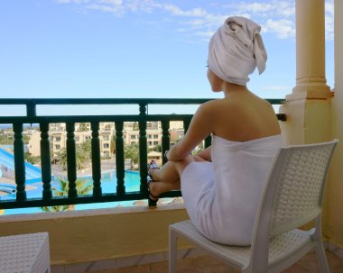 Otelin balkonunda kadın