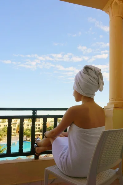 Otelin balkonunda kadın