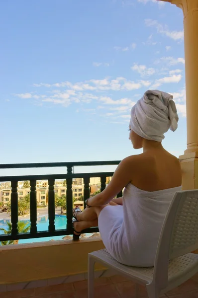 Mujer en el balcón del hotel —  Fotos de Stock