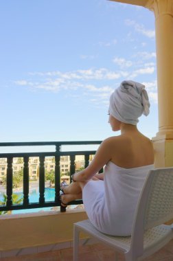 Otelin balkonunda kadın
