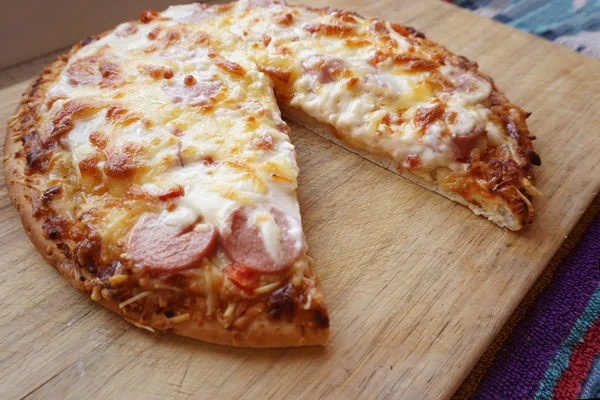 Välsmakande och hälsosam pizza — Stockfoto