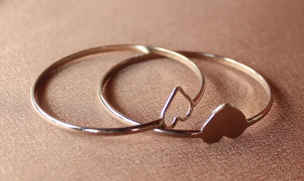 Δύο δαχτυλίδι σε σχήμα καρδιάς — Φωτογραφία Αρχείου