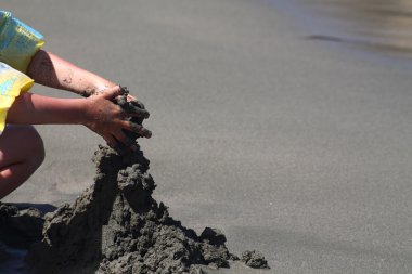 Çocuk Kumdan kale inşa