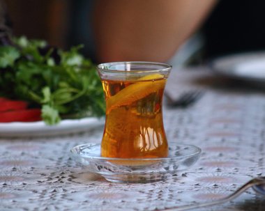 bir bardak limonlu çay