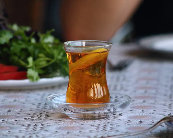 Tè con limone in un bicchiere — Foto Stock
