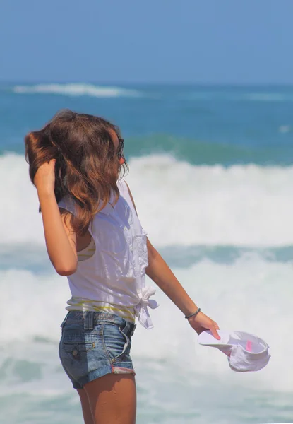 Menina bonita na praia — Fotografia de Stock