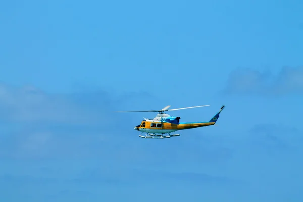 Helikopter på himlen — Stockfoto