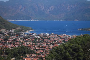 deniz manzarası, köy ve dağlarla çevrili liman