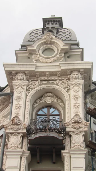 Schöne Fassade des alten Gebäudes — Stockfoto