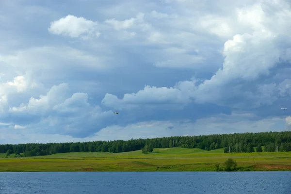 Krajobraz jeziora, lasu, niebo, woda — Zdjęcie stockowe