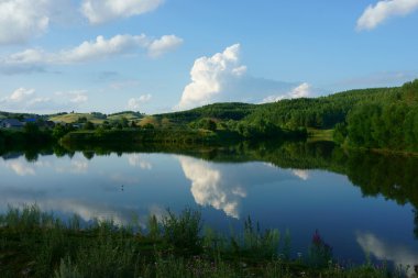 Peyzaj göl, orman, gökyüzü