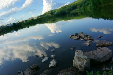Peyzaj göl, orman, gökyüzü