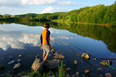 Gölde balık tutan çocuk.