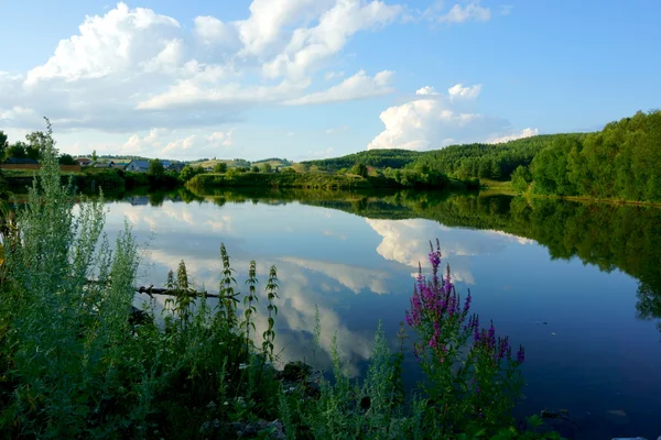 Krajobraz jeziora, lasu, niebo, woda — Zdjęcie stockowe