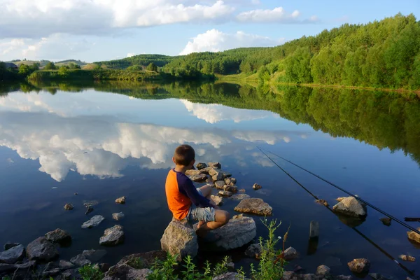 Gölde balık tutan çocuk.