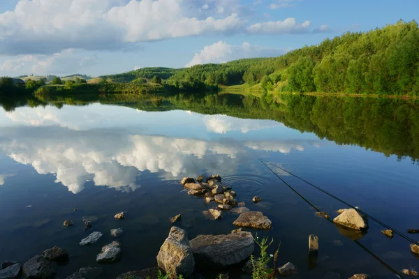 Krajobraz jeziora, lasu, niebo — Zdjęcie stockowe