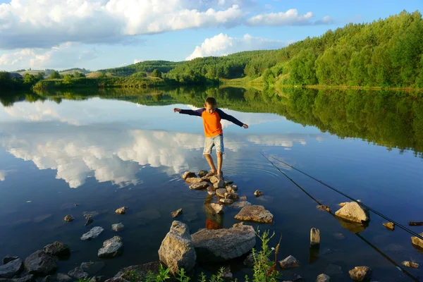 Ragazzo pesca sul lago — Foto Stock