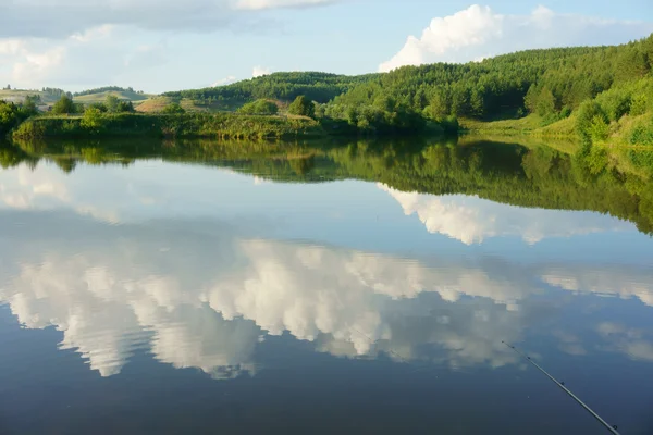 Peyzaj göl, orman, gökyüzü