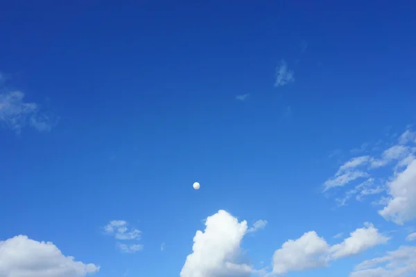 Ballon dans le ciel — Photo