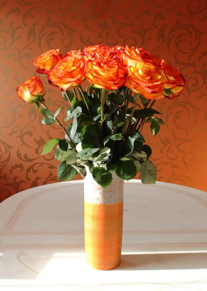 Rózsák vázában — Stock Fotó