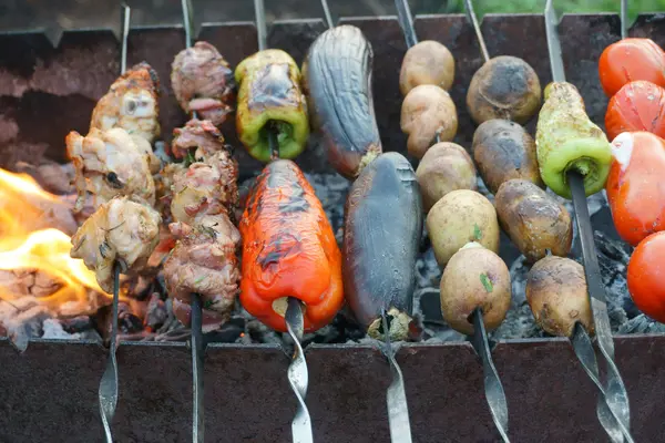 Legumes e carne na grelha — Fotografia de Stock