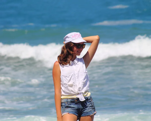 Hermosa chica en la playa — Foto de Stock