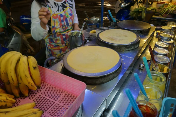 在街上煮香蕉的煎饼 — 图库照片