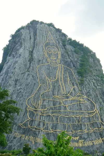 Золотой Будда на скале — стоковое фото
