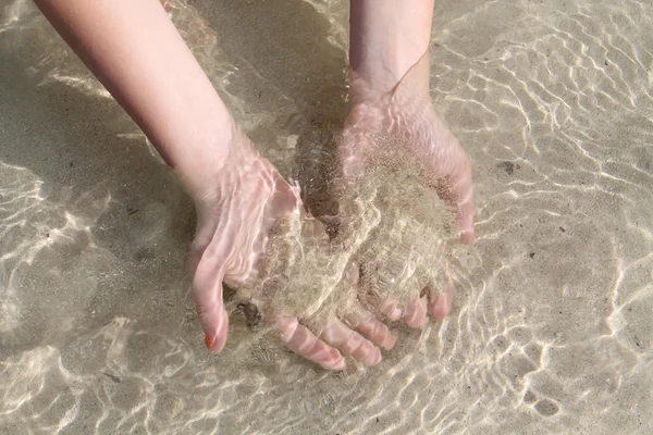 Руки в чистой воде — стоковое фото