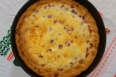 bir tavada çilek ile tart