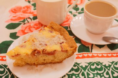 fincan çay ve bir tart