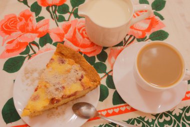 fincan çay ve bir tart