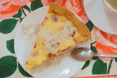 fincan çay ve bir tart