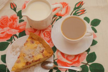 fincan çay ve bir tart