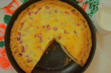 bir tavada çilek ile tart