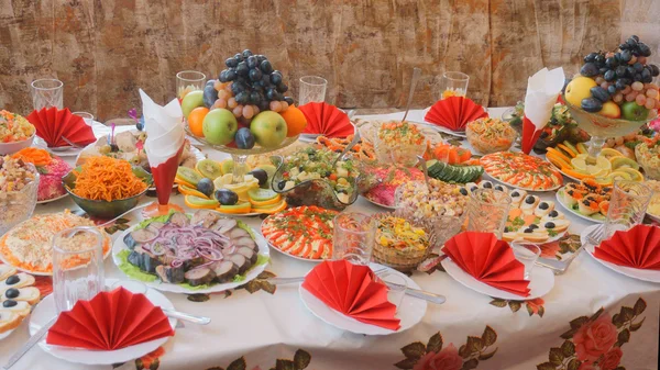 Tavolo vacanza con piatti — Foto Stock