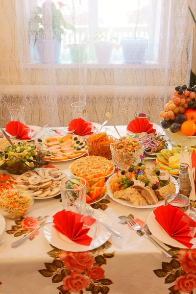 Mesa de férias com pratos — Fotografia de Stock