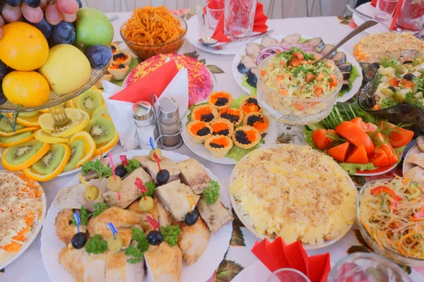 Mesa de férias com pratos — Fotografia de Stock