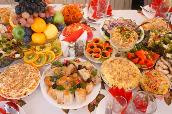 Mesa de férias com pratos — Fotografia de Stock