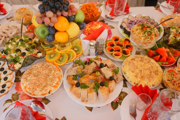 Mesa de férias com pratos — Fotografia de Stock