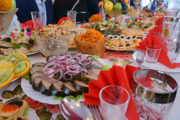 Mesa de férias com pratos — Fotografia de Stock