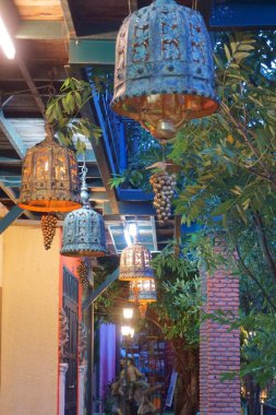 metalden yapılmış sokak lambası