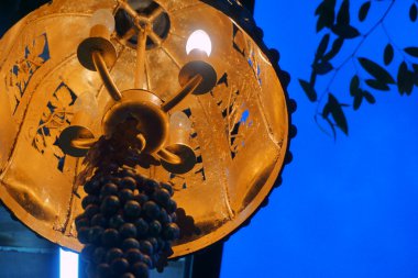 metalden yapılmış sokak lambası