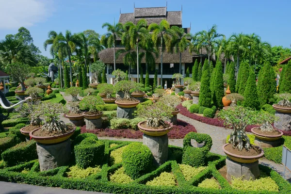 Park mit Dekorationen und Skulpturen — Stockfoto